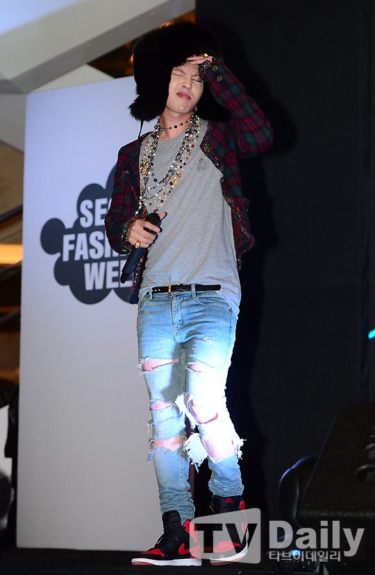 [21/10/2013][Photos/Vid] G-Dragon tại sự kiện Seoul Fashion Week K-style Tumblr_mv0p9eva9r1qb2yato10_1280