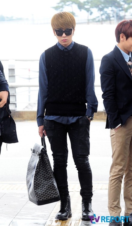 [PICS] [20.04.13] Junhyung @ Incheon Airport to Taiwan Tumblr_mlj88kr8H91qzjehuo2_500