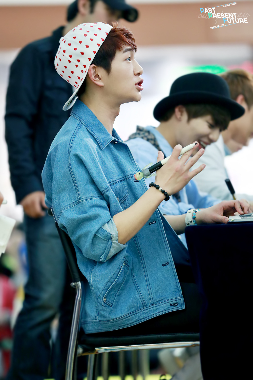 130512 Onew @ "Why So Serious" Fansigning #9: Yongdeungpo Tumblr_mn5kk7fcRn1r8fs1io1_1280