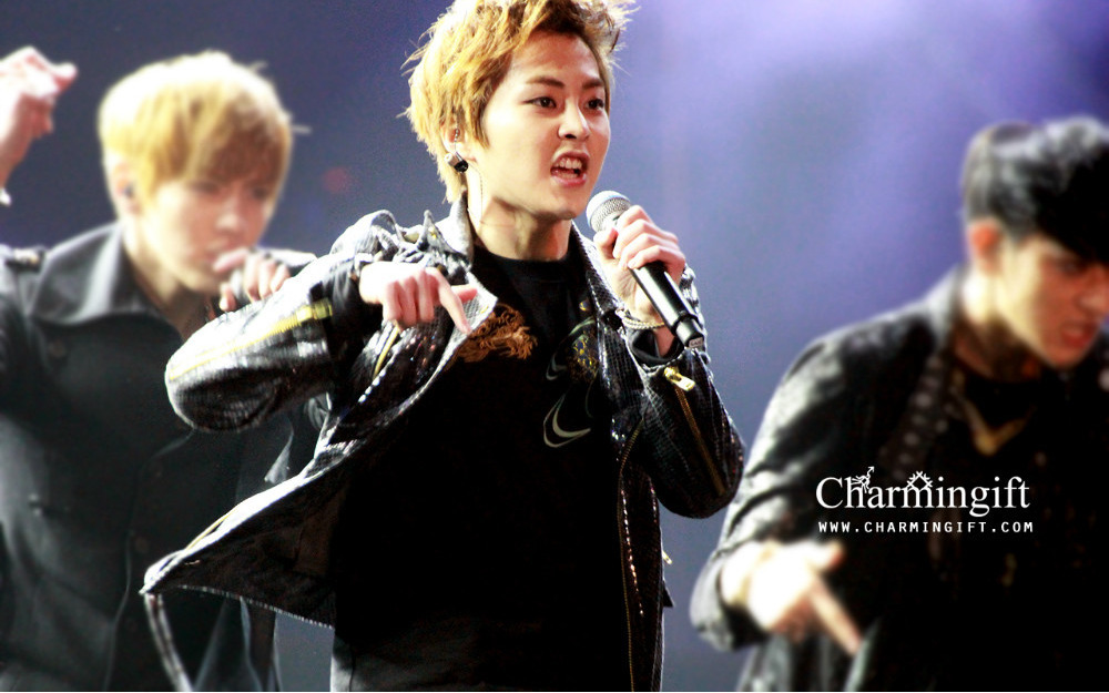 [Fantaken] 091212 EXO M XiuMin @ Chongqing Irreplaceable Concert  Tumblr_mgam03GPes1rtmc87o2_1280