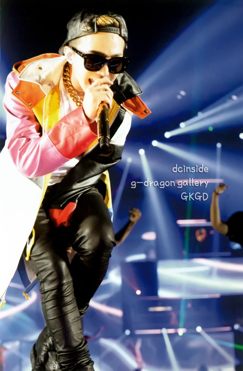 [22/11/2013][Photos] ONE OF A KIND World Tour In Japan Dome Special (HD Scans) Tumblr_mwn429oQZh1qb2yato2_1280