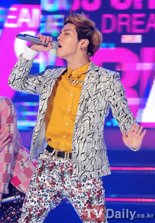 130320 Jonghyun @ Show Champion Tumblr_mjz6055ugO1r36tcgo1_500