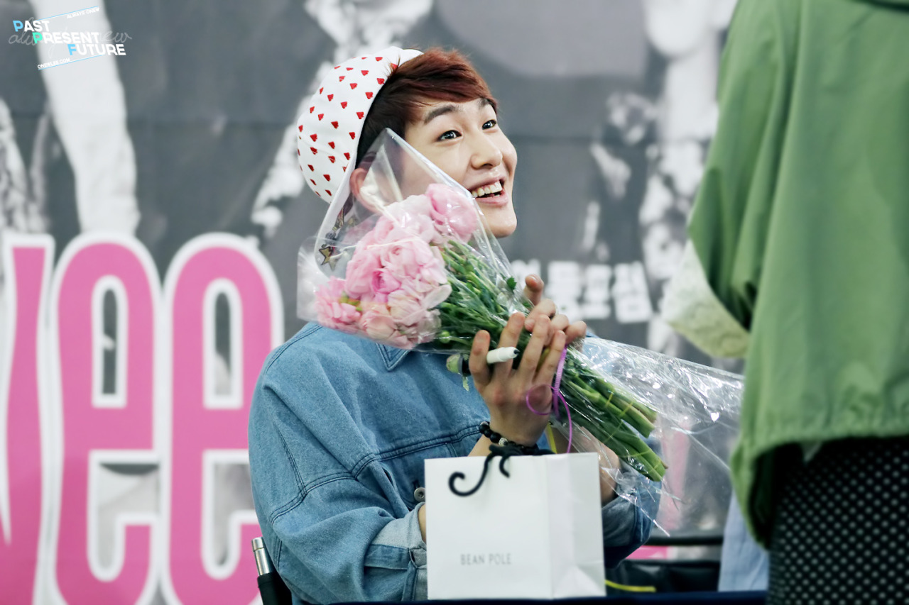 130512 Onew @ "Why So Serious" Fansigning #9: Yongdeungpo Tumblr_mn5koincQj1r8fs1io1_1280