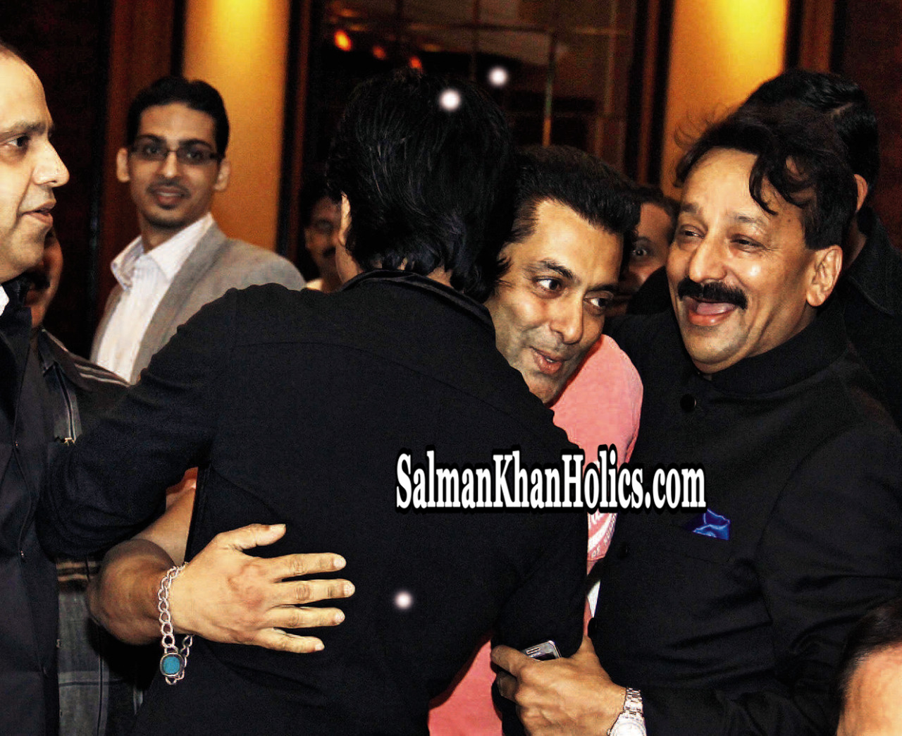 2013 - ★ Salman Khan hugs SRK at Baba Siddique’s Iftaar Party (July 21st 2013) ! Tumblr_mqdhajLlX91qctnzso2_1280