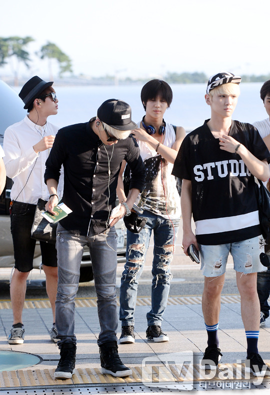 130826 SHINee (sin Minho) @ Aeropuerto de Incheon hacia Singapur Tumblr_ms4tplW55w1r8fs1io1_1280