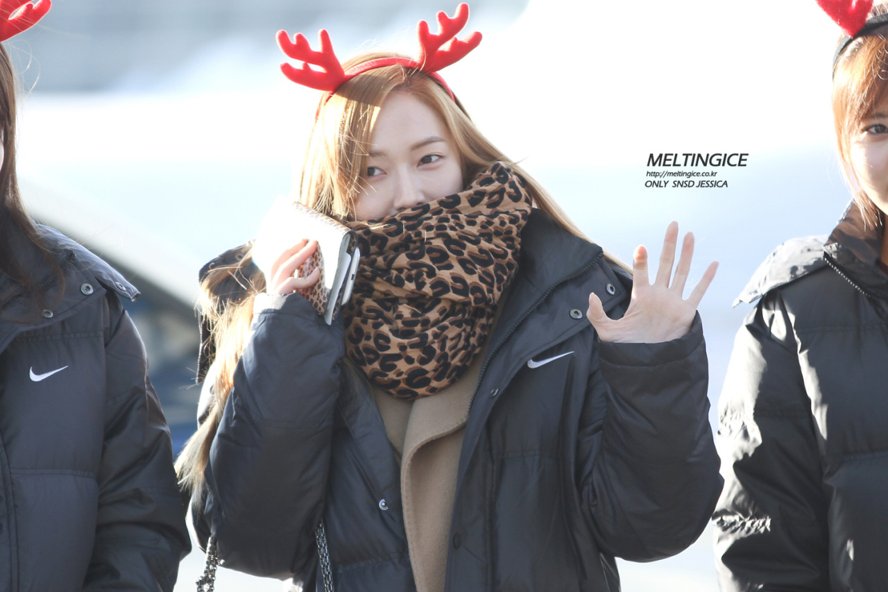 [PIC][24-12-2012]SNSD khởi hành đi Nhật Bản vào sáng nay + 8 thành viên đeo bờm giáng sinh trước sân bay + Sunny vắng mặt vì ốm - Page 4 Tumblr_mfn8ecBpgx1rs68xto1_1280