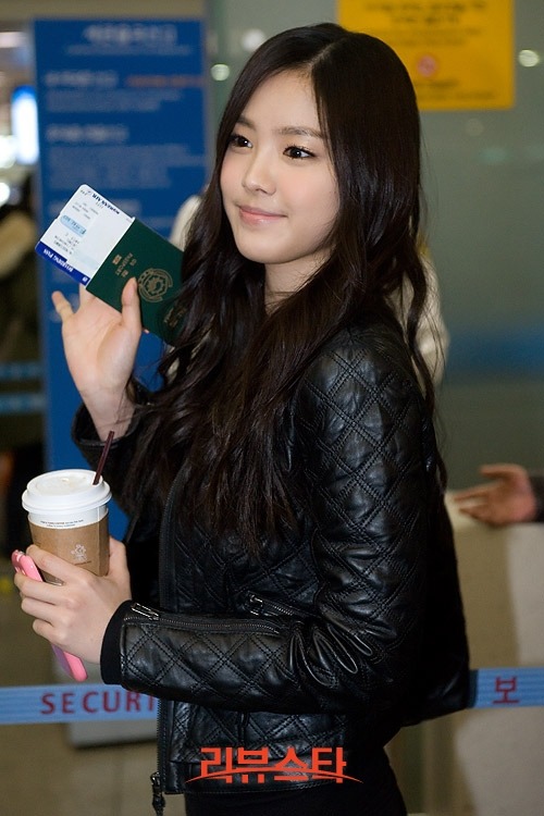  [ صور ] Naeun و Eunji في المطار في طريقهم الى هونغ كونغ بتاريخ 130105 !! Tumblr_mg57ivWfWu1rn86lwo4_500