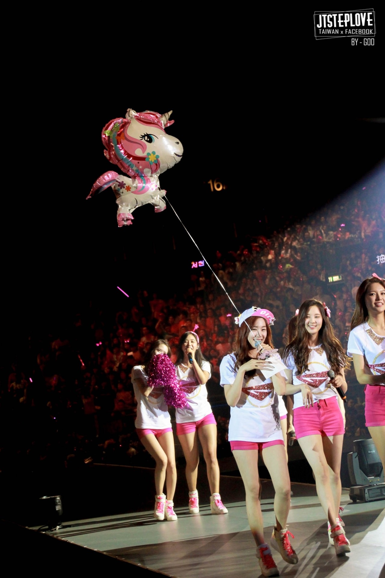 [PIC][08/09/10-11-2013]Hình ảnh mới nhất từ "2013 Girls' Generation's World Tour – Girls & Peace in HongKong" của SNSD (P3)  - Page 8 Tumblr_myziqz4k0Z1sewbc1o1_1280