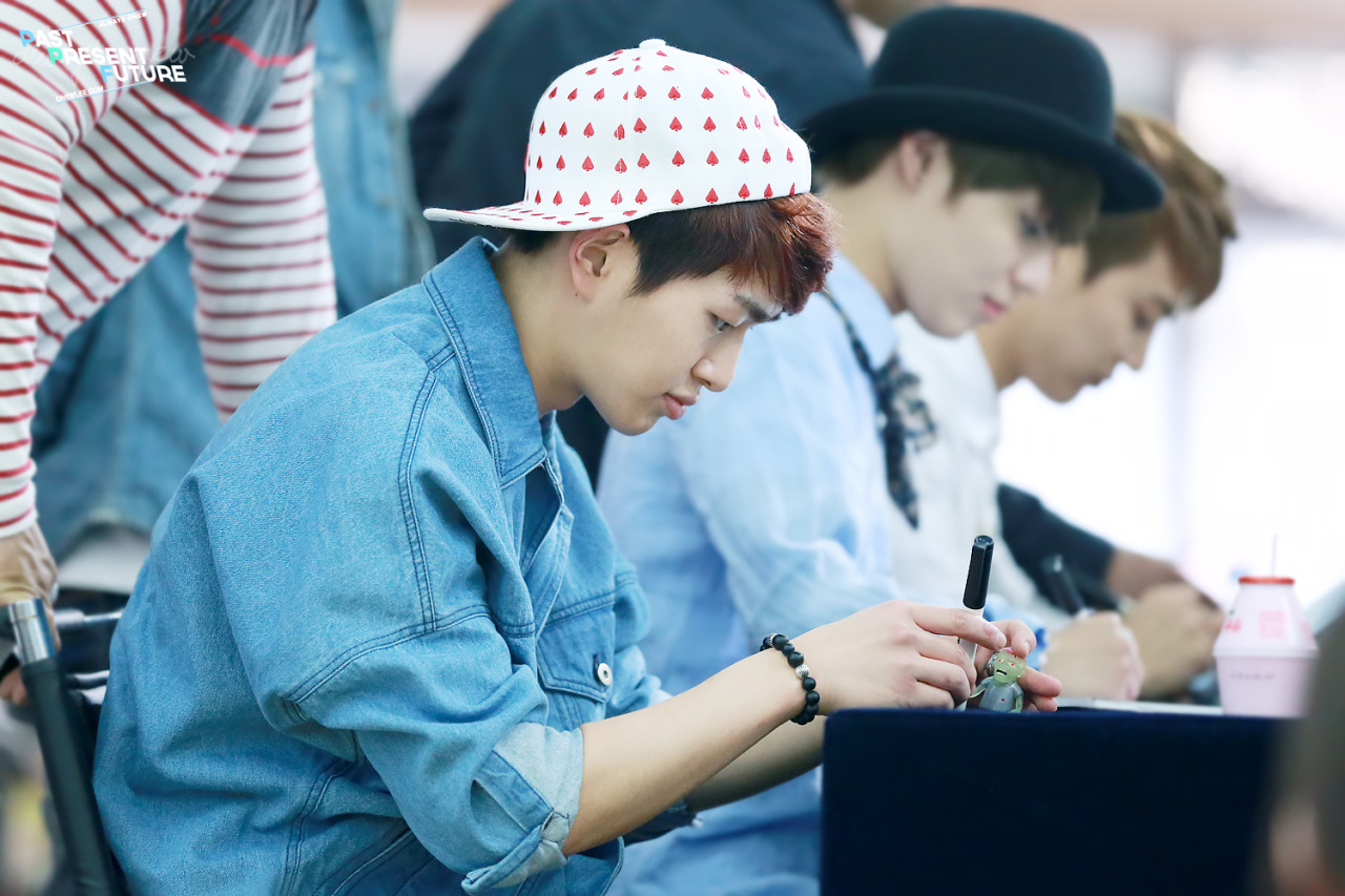 130512 Onew @ "Why So Serious" Fansigning #9: Yongdeungpo Tumblr_mn5ksjI9gB1r8fs1io1_1280