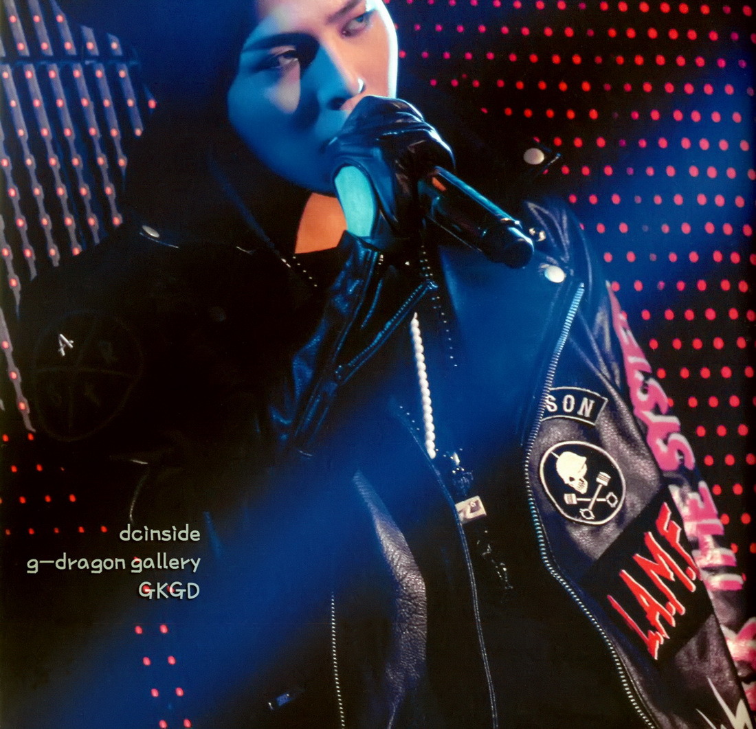 [22/11/2013][Photos] ONE OF A KIND World Tour In Japan Dome Special (HD Scans) Tumblr_mwn40el8yz1qb2yato8_1280