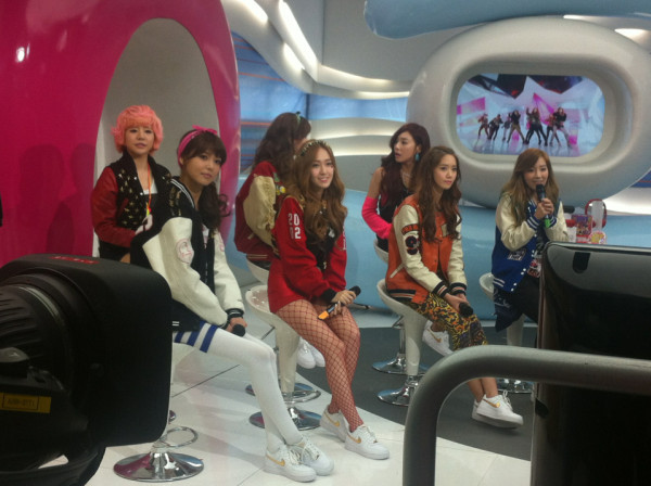 [PIC][03-01-2013]Hình ảnh của SNSD từ chương trình "Mnet WIDE" chiều nay Tumblr_mg1win0Me51rs68xto1_1280