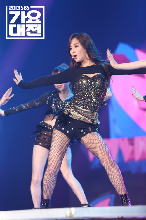 [PIC][29-12-2013]SNSD tham gia Đại nhạc hội cuối năm "SBS Gayo Daejun 2013" vào tối nay  - Page 2 Tumblr_myolhxjqYd1sewbc1o2_500