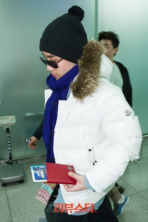 [19/4/13][Pho] TOP, Taeyang, Daesung và Seungri tại sân bay Gimpo đến Indonesia (18/4) Tumblr_mlg6pmaVYX1qb2yato1_500