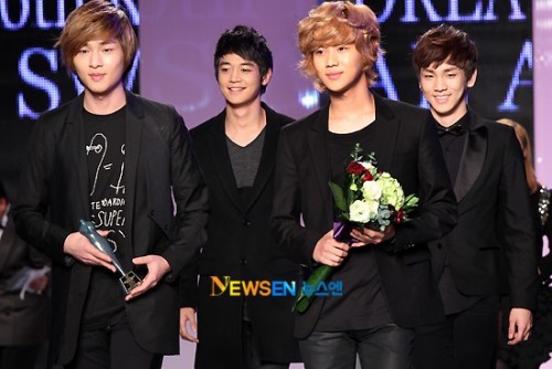 SHINee Laimi "Anuual Korea Best Dresser Awards" Tumblr_ldfhzlzVGV1qbyhogo1_500