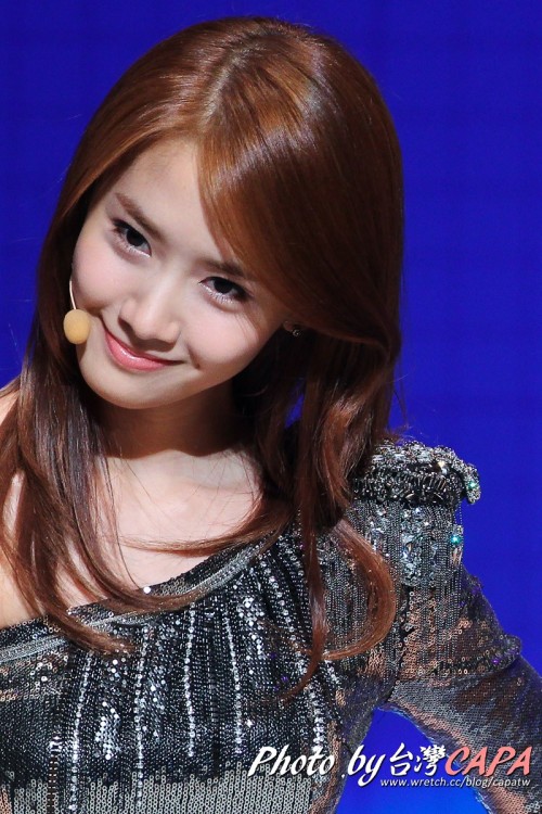 [Pics] [18.01.2011] Yoona @ Intel Showcase Tumblr_lfaurjqzf11qeus3xo1_500