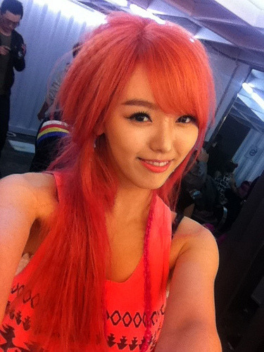 هل Serri من Dal Shabet تقلد Jia بشعر الوردي ؟؟!!! Tumblr_ljlkqrhJcz1qg4gqxo1_400