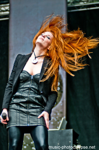 Fotos de Simone Simons - Página 4 Tumblr_lke0swJGJ11qef9tmo1_400