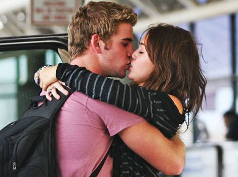 Miley Cyrus and Liam Hemsworth. Tumblr_lozvpstRs31qmiyb7o1_500