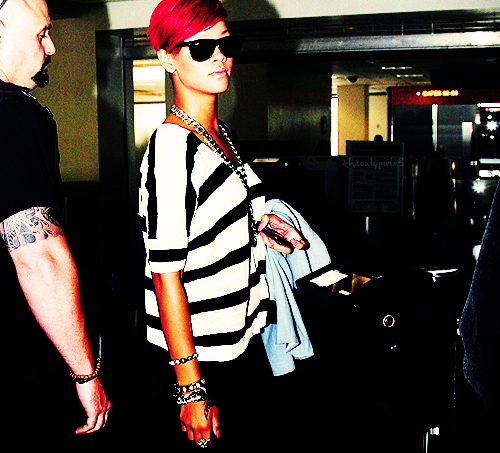 Rihanna .  - Page 8 Tumblr_lpni6xW3WZ1qhlm2ro1_500