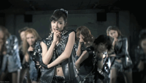 [GIF][12-8-2011]  So sánh giữa phiên bản Bad Girl trên sân khấu và trong MV chính thức!! Tumblr_lprg80VsfK1qc4pc1o1_500