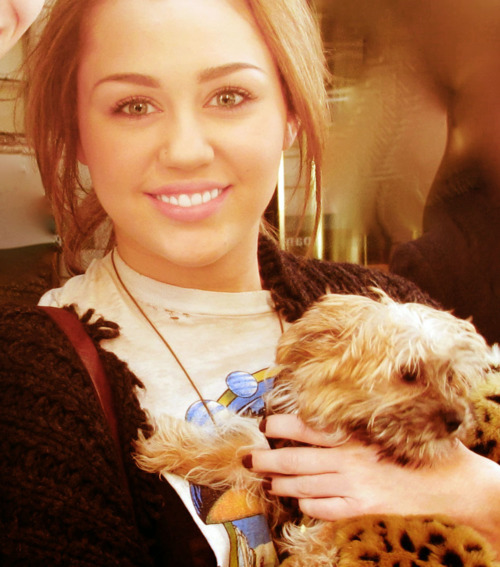 Miley Cyrus - Page 35 Tumblr_lpv9rnvlhk1qj6ievo3_500