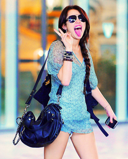 Miley Cyrus - Page 34 Tumblr_lpvekr7zUU1qdaoyyo1_500