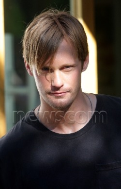 Eric Northman / Alexander Skarsgard - Página 2 Tumblr_lpxv0xhsg01r0uxpio1_250