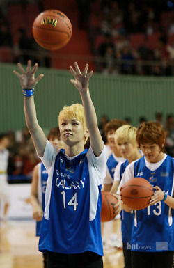 [161011][pics/vid] SHINee tham gia sự kiện Samsung Basketball Tumblr_lt5bq7rX1l1qzgb2bo6_250