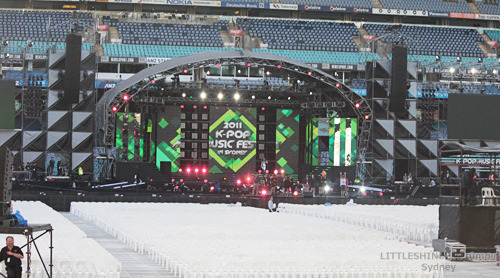 Fotos del estadio del "2011 Kpop Music fest" Tumblr_luhwt8bdJs1qihji8o2_500