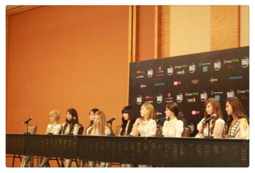 [VID/PICS] SNSD @ MAMA 2011 Press Conference || 29.11.11 Tumblr_lven80ud1r1qev635o3_500