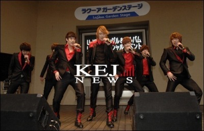 290212 U-Kiss en el evento de lanzamiento de Forbidden love y A Shared Dream Tumblr_m068j2Sllq1qg3rw1o2_400