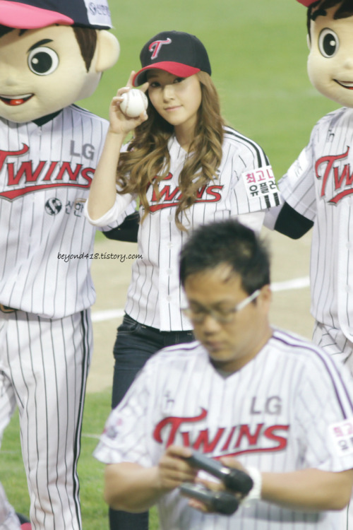 [PIC][11-05-2012]Jessica ném bóng mở màn cho trận đấu bóng chày giữa LG & Samsung chiều nay - Page 3 Tumblr_m3veitBxH41qitdj1o1_500