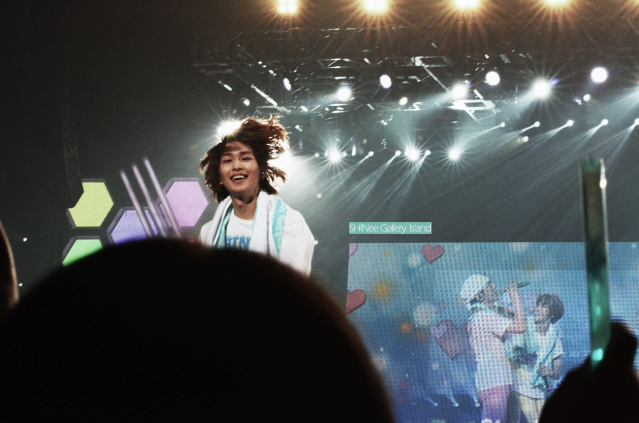  120513 Onew @ 'SHINee World 2012' Japan Arena Tour in Kobe Tumblr_m420r44mkp1r8fs1io1_1280