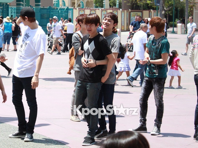 [PICS] Chen@ Disneyland Tumblr_m4at2nU1pT1rp5sneo1_1280