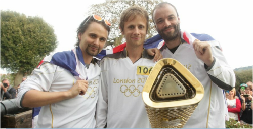 Muse carry the Olympic torch Tumblr_m4c581JNBF1rnu5jfo1_500