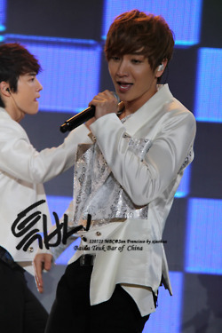 120522 Google Concert - The MBC Korean Music Wave concert Tumblr_m4l271nHXd1r4jurio1_250