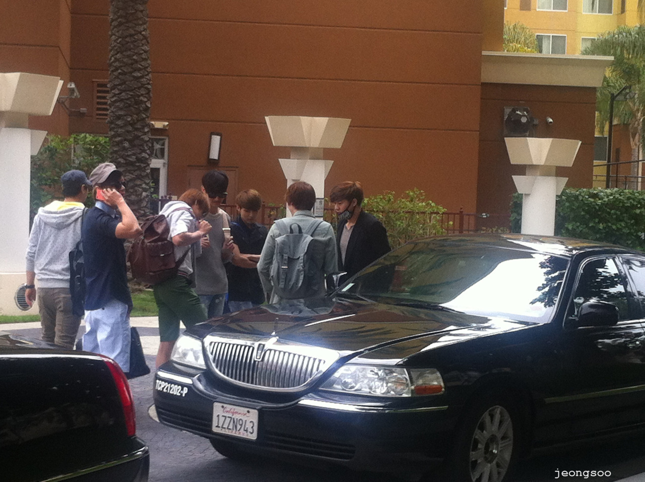 120519 Suju avec Changmin et Minho près de l'Hyatt hotel 2 Tumblr_m4l5lzcQ9t1qdgq5do1_1280