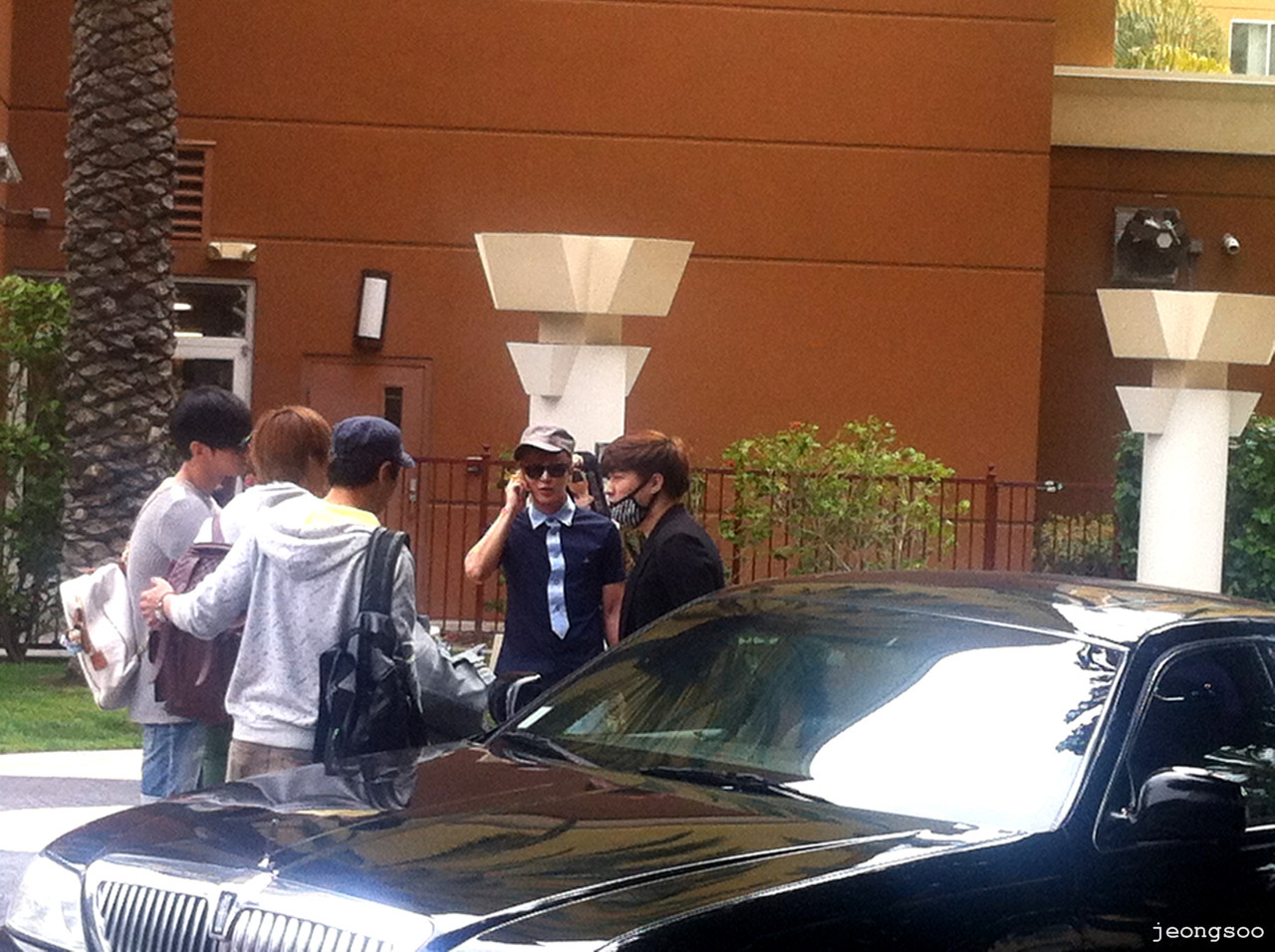 120519 Suju avec Changmin et Minho près de l'Hyatt hotel 2 Tumblr_m4l6b4guAa1qdgq5do3_1280