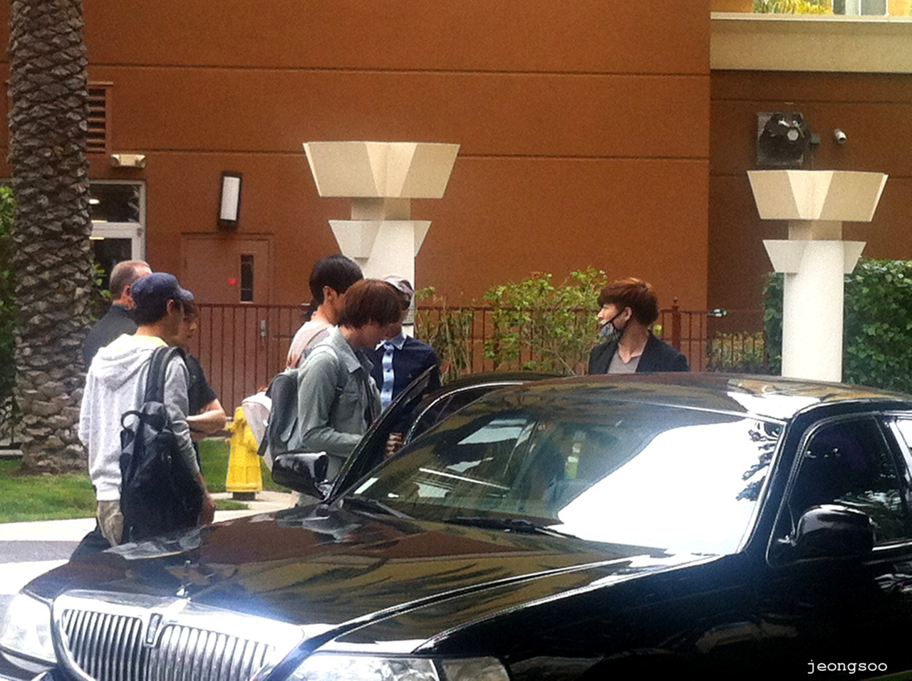 120519 Suju avec Changmin et Minho près de l'Hyatt hotel 2 Tumblr_m4l6b4guAa1qdgq5do4_1280