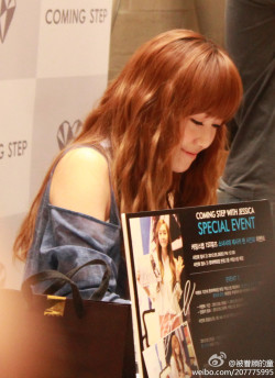 [JUNGHOUSE][FANTAKEN][26-05-2012] Jessica @ The Coming Step fan sign Tumblr_m4mn4gqxMx1qitdj1o4_250