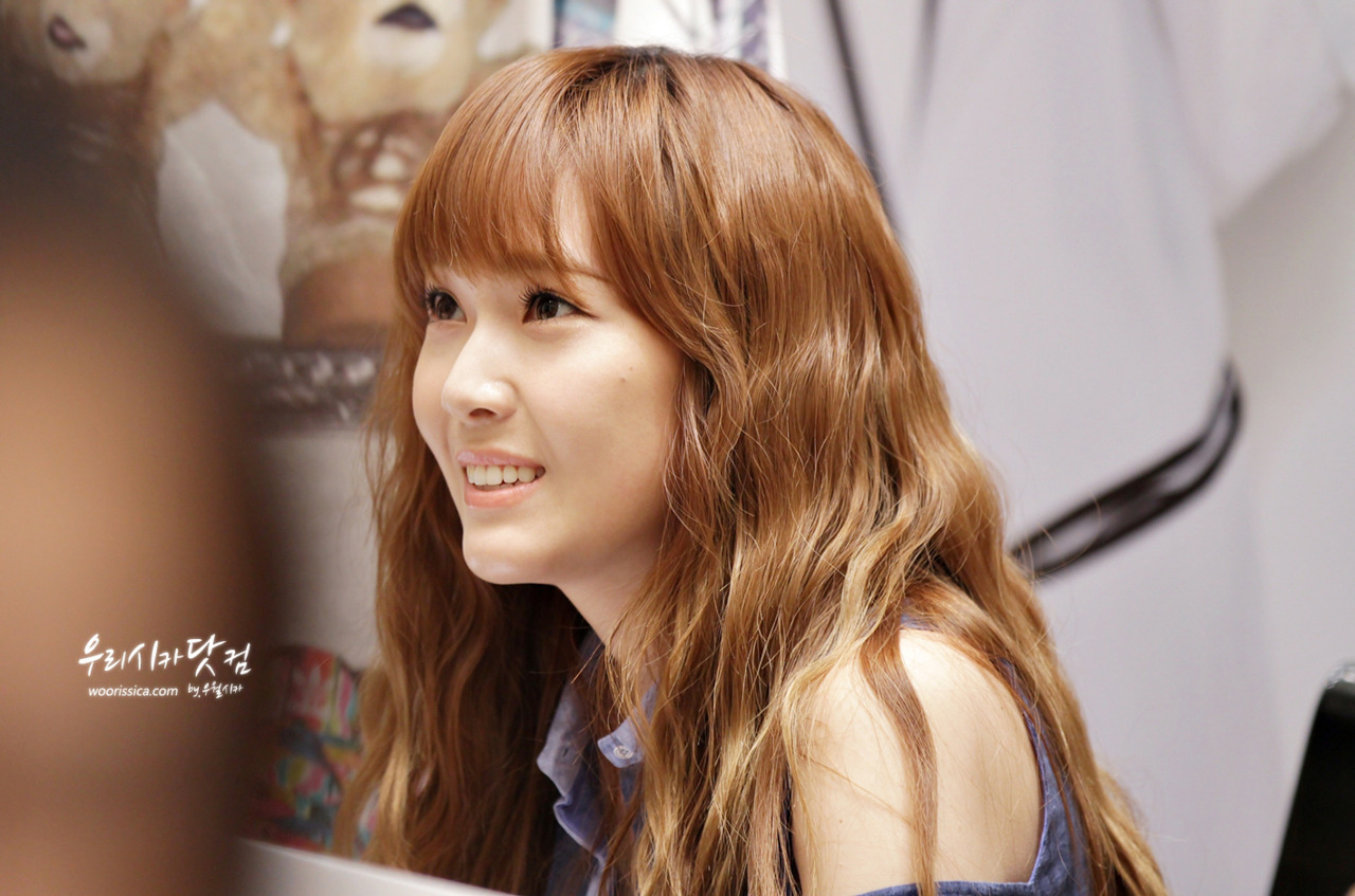 [PIC][26-05-2012]JESSICA TẠI BUỔI "FAN SIGN" CHO THƯƠNG HIỆU COMING STEP VÀO TRƯA NAY - Page 3 Tumblr_m4n8wzEjbw1qitdj1o1_1280