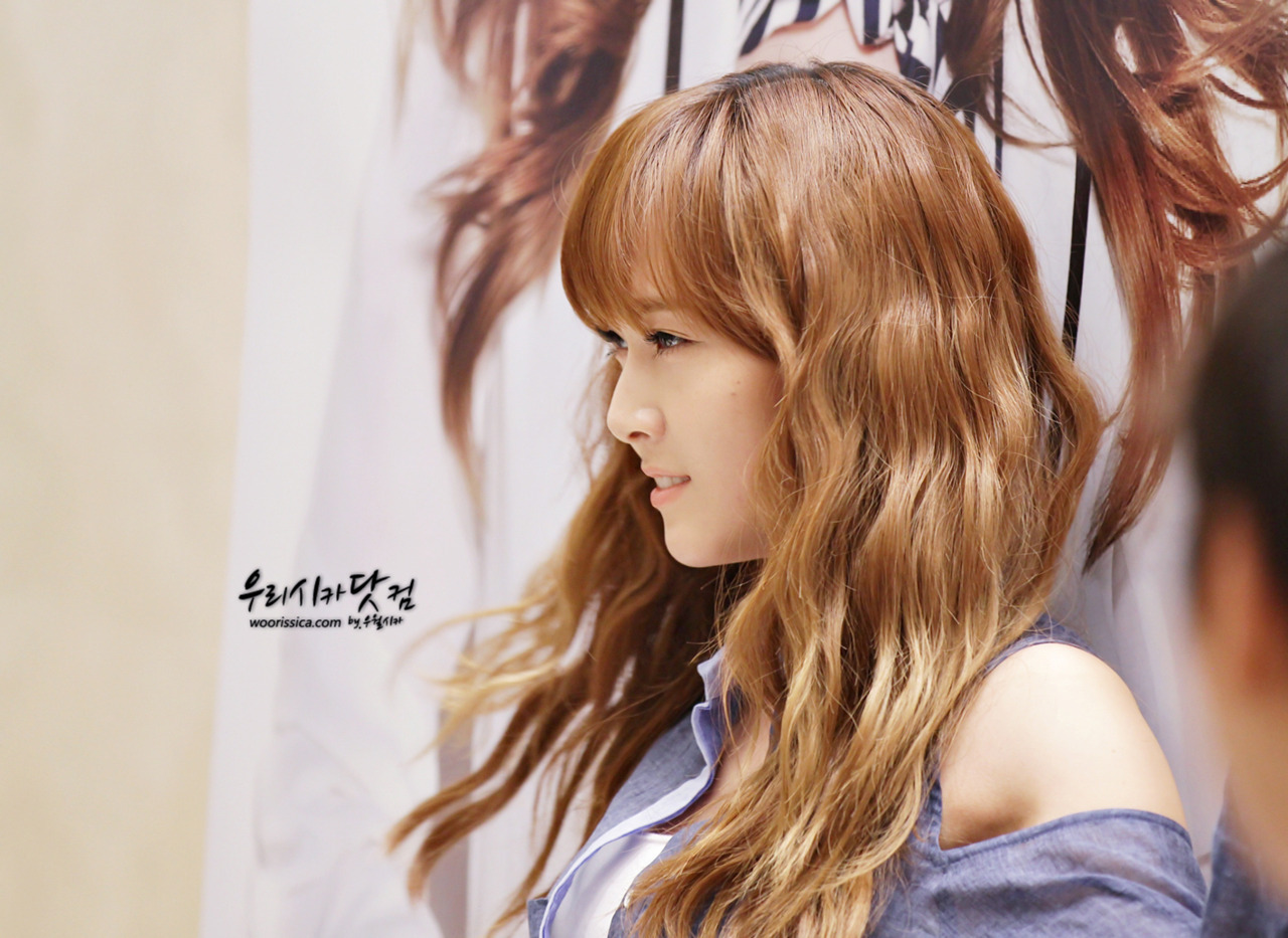 [PIC][26-05-2012]JESSICA TẠI BUỔI "FAN SIGN" CHO THƯƠNG HIỆU COMING STEP VÀO TRƯA NAY - Page 3 Tumblr_m4n95fDfqW1qitdj1o1_1280