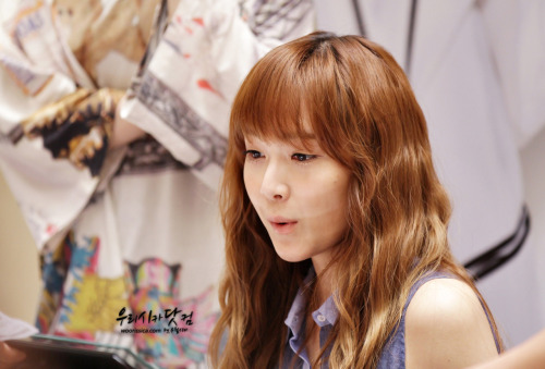 [JUNGHOUSE][FANTAKEN][26-05-2012] Jessica @ The Coming Step fan sign Tumblr_m4n9bd6xOt1qitdj1o2_500