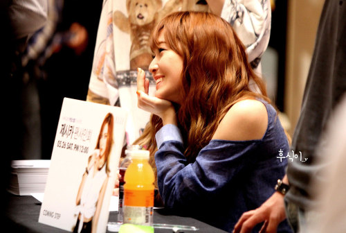 [JUNGHOUSE][FANTAKEN][26-05-2012] Jessica @ The Coming Step fan sign Tumblr_m4o5ceo2i81qitdj1o1_500