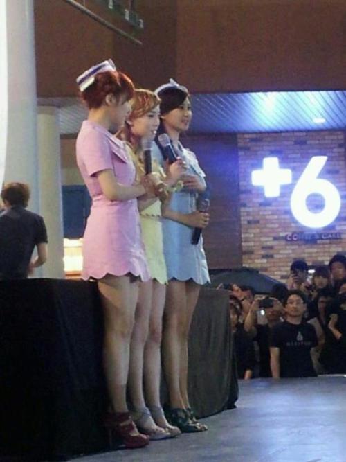 [PIC][27-05-2012] 1 hình ảnh thú vị của TTS tại buổi Fan Sign Tumblr_m4odx9ukaQ1qa41f2o1_500