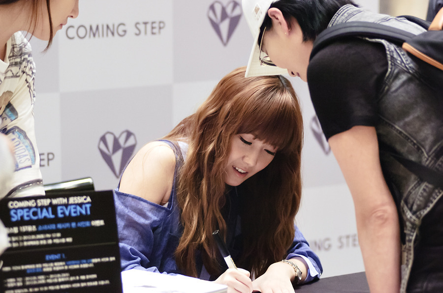 [PIC][26-05-2012]JESSICA TẠI BUỔI "FAN SIGN" CHO THƯƠNG HIỆU COMING STEP VÀO TRƯA NAY - Page 4 Tumblr_m4puutHjYB1qitdj1o4_1280