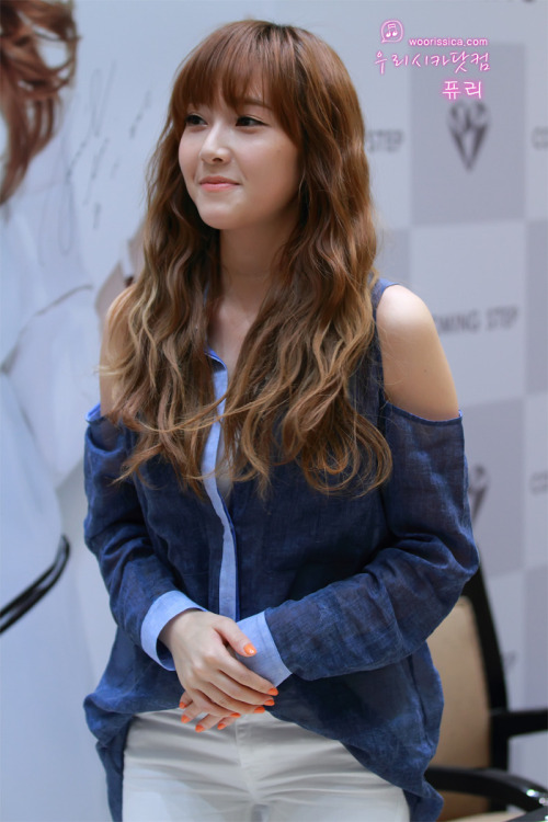 [PIC][26-05-2012]JESSICA TẠI BUỔI "FAN SIGN" CHO THƯƠNG HIỆU COMING STEP VÀO TRƯA NAY - Page 5 Tumblr_m4qjrueTyv1qitdj1o1_500