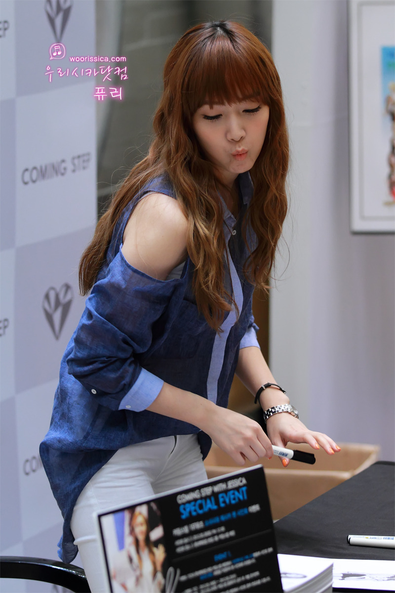 [PIC][26-05-2012]JESSICA TẠI BUỔI "FAN SIGN" CHO THƯƠNG HIỆU COMING STEP VÀO TRƯA NAY - Page 5 Tumblr_m4qjy1L3Np1qitdj1o1_1280