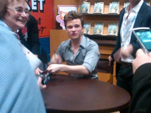 Chris Colfer firma de autografos "The Land of Stories" New York Tumblr_m57krw7AUh1qahheuo3_500