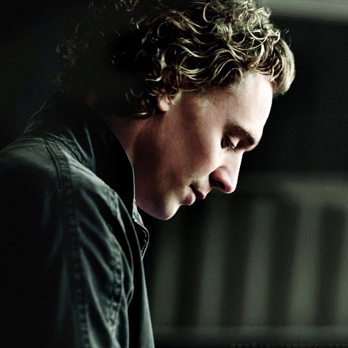 Tom Hiddleston egyéb filmjei - Page 6 Tumblr_m5bl8kBScR1qeuwyao1_r3_500